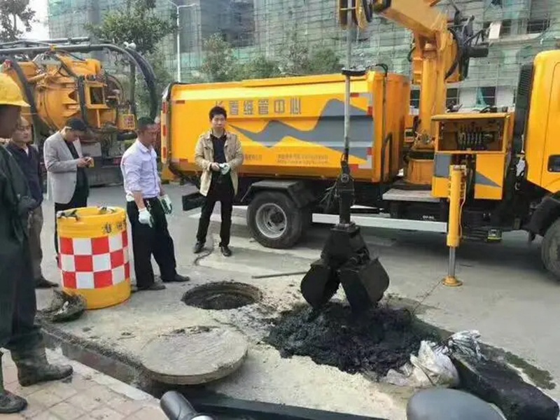 黄江街道：网格员化身“清道夫”，为民解忧疏通“堵心”化粪池
