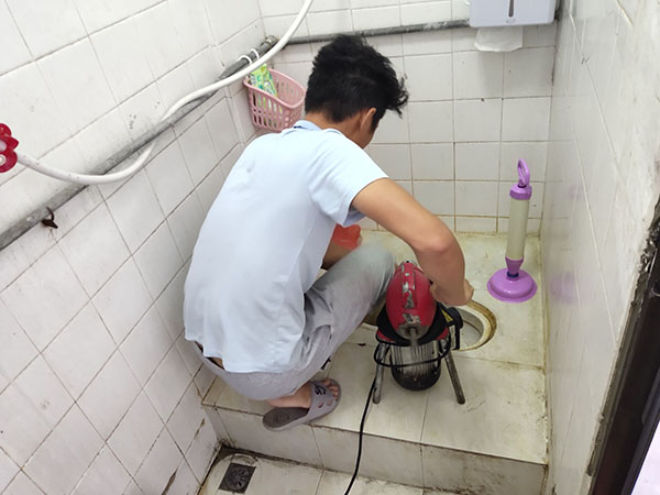 黄江肥皂掉到马桶里把马桶堵住了怎么办？马桶堵住了怎么办