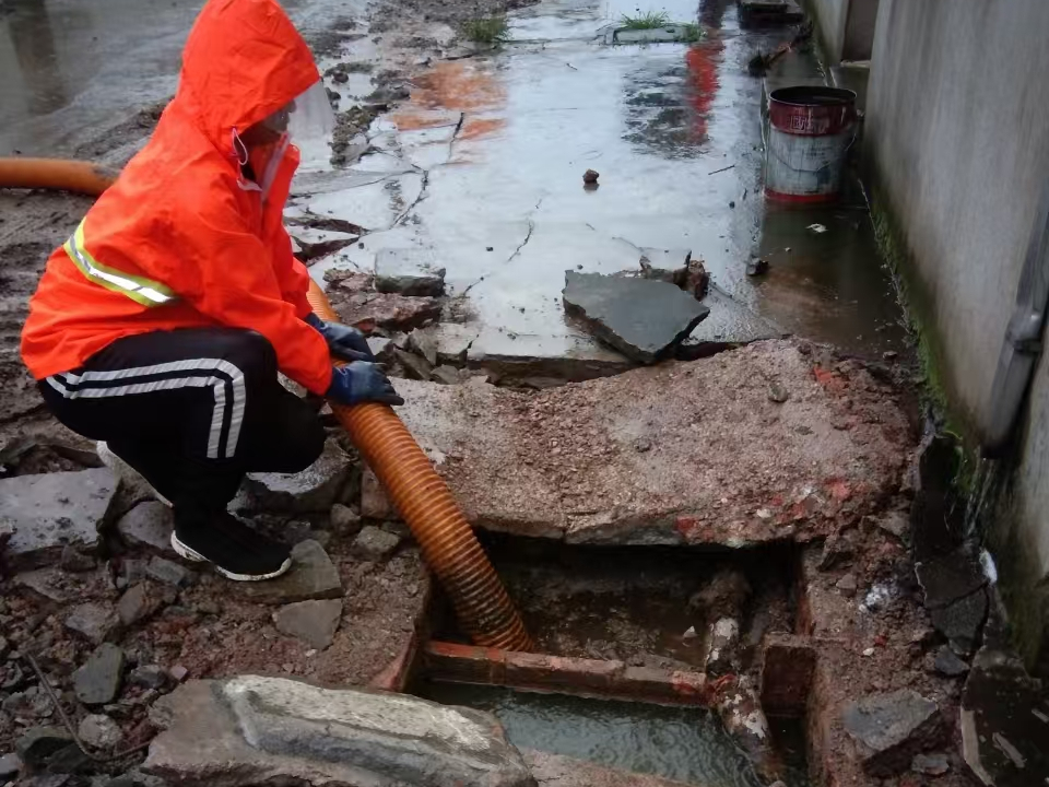 黄江专业清理污水池 炜誉市政以规范流程守护城市 “肠道”